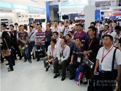 觀眾聚精會(huì)神的觀看演講演示