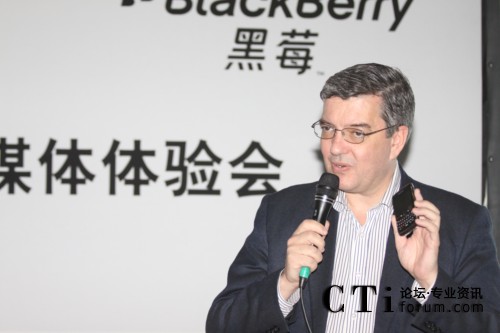 RIM公司中國區(qū)總裁謝國睿先生 展示黑莓8980 Curve智能手機(jī)