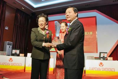 黃丹華為中國聯(lián)通頒發(fā)突出貢獻獎